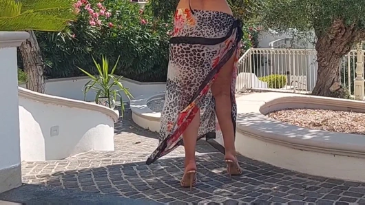 Amatör sarışın olgun evli kadın açık havada seks oyunlarının tadını çıkarıyor