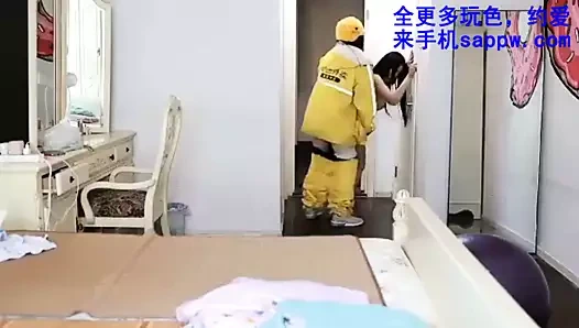 Susamış genç kadın teslimatçıyı baştan çıkardı