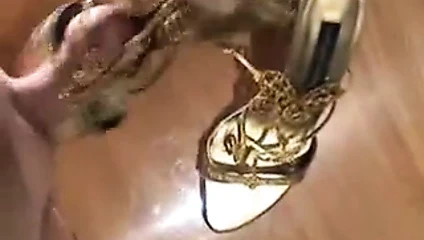 Siktiğimin karısının topuklu ayakkabıları - altın sandaletler