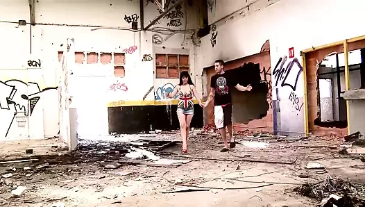 Almanya'dan koyu saçlı orta yaşlı seksi kadın terk edilmiş depoda sikiliyor