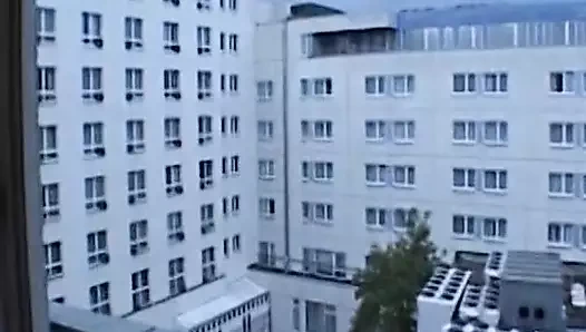 Gözlüklü Alman orta yaşlı seksi kadın boşalana kadar yarağa biniyor