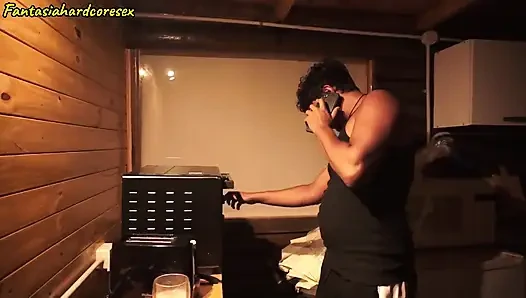 Kişisel antrenörüm ereksiyon oluyor ve yanlışlıkla penisini dışarı çıkarıyor ve ağzıma giriyor