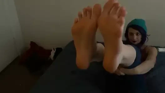 Büyük ayaklar mor saç