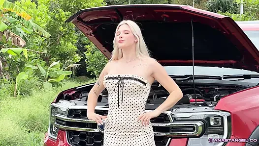 Yararlı koşucu motorda külot buluyor ve şimdiye kadarki en iyi teşekkür seksini alıyor