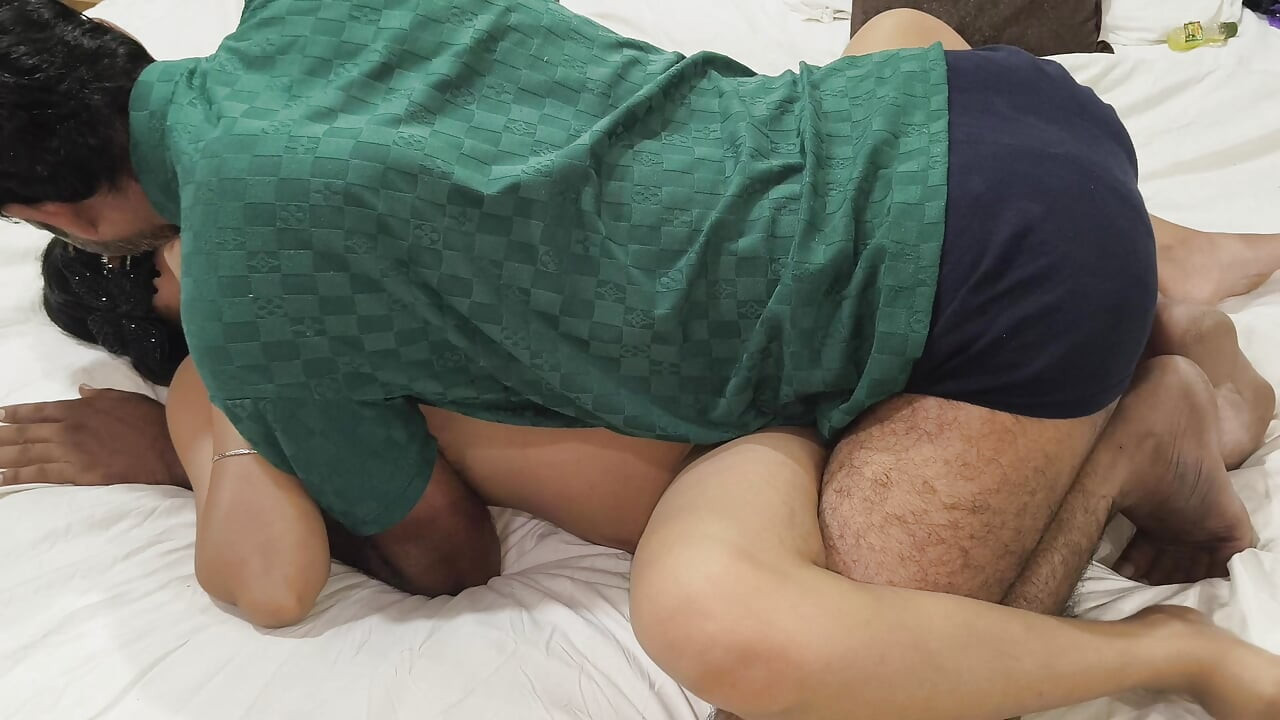 Hintli kız vücut masajı yapıyor