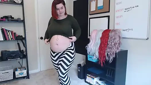 chubby tatlı oynar ile onu göbek