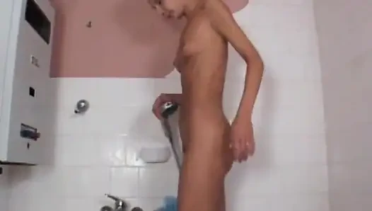 Yaşlı ve genç seksi sarışın minyon kıllı amcık yalıyor