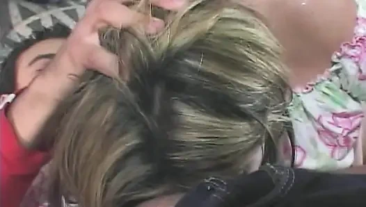 Seksi esmer hatun büyük yarağı emiyor ve götünü siktiriyor