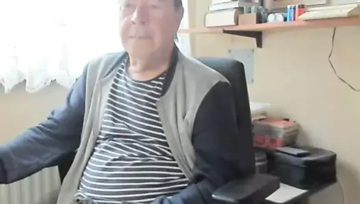 Opa reibt sich die Hose