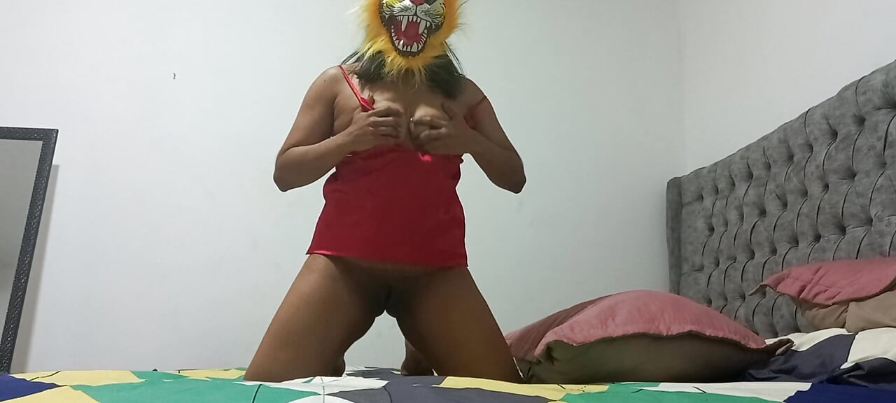 Güzel bir tigress hayranları için mastürbasyonla erotik bir dans yapıyor.