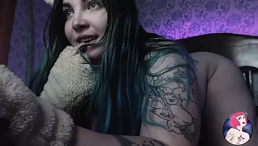 Sevimli kız kulaklarla ve kuyrukla oynuyor