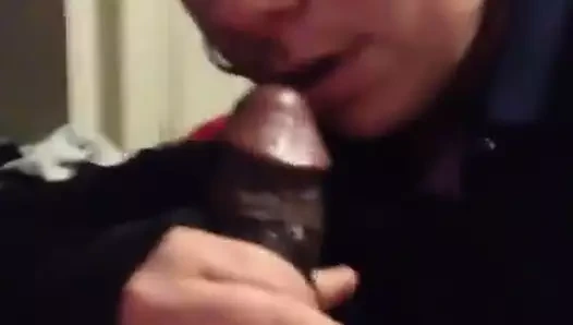 Benim ev hanımı kızlar sikimi emiyor
