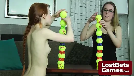 Samimi striptiz topu yığınları meydan okumasında iki lezbiyen