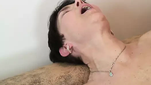 Eski çirkin kıllı lezbiyenler hisse yapay penis üzerinde kanepe