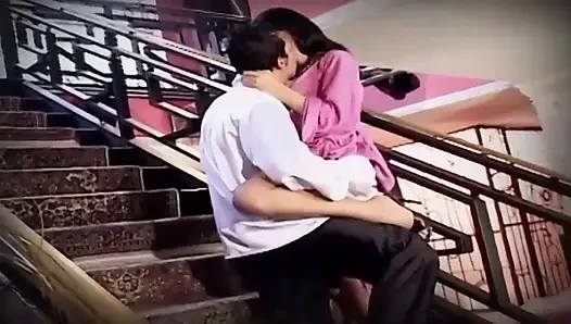 Esmer genç kız merdivende genişliyor sert