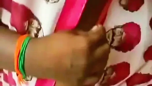 Aldatılan bir koca, seksi Desi karısının sari giymesini istedikten sonra güzelliğine hayran kalıyor.
