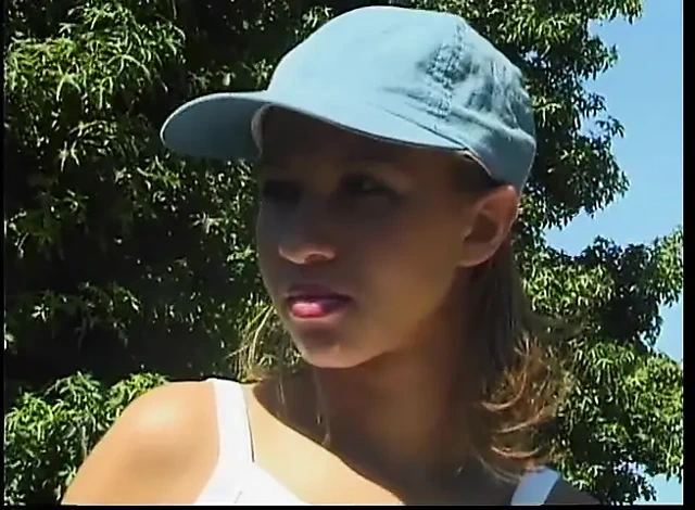 Kıllı amcıklı genç kız bahçede domalarak sikiliyor