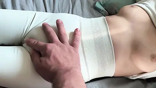 Seksi tayt giymiş üvey erkek kardeşimin bakire amcığımın konturlarını takip etmesine izin verdim