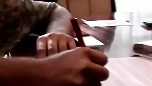 Sert beyaz horoz emdi üzerinde tarafından dik siyah amatör