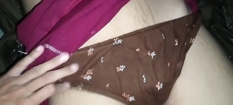 Sevimli amcık kadın ateşli kızı parmaklıyor