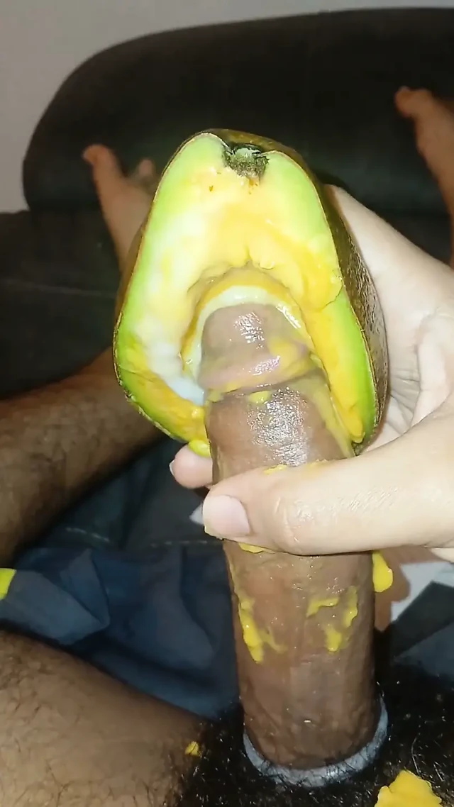 Avokado toplamak büyük bir zevkle boşalana kadar.
