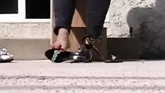 Parlak ayakkabılar ve çıplak ayaklar,