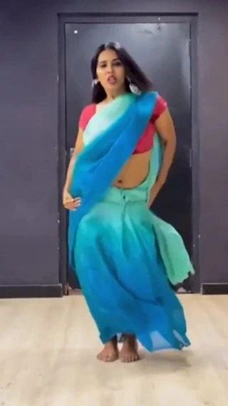 Sıcak teyze milf düzgün vücutlu şekil eşek sallamak sıcak dans