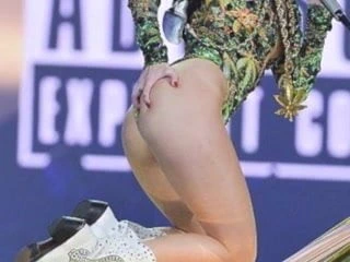 Miley cyrus ortaya çıktı!