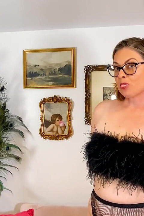 Cindy Cincinnati - sürtük orta yaşlı seksi ev hanımı 1870'lerin Parisli fahişesi