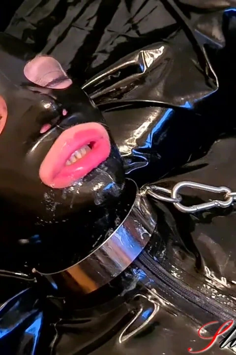 Köle sürtük-orgasma celeste lateks salyalı siyah dildoya fışkırtıyor