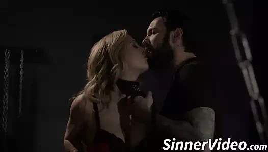 Küçük orospu yeni sikiyle seksin karanlık tarafını seviyor