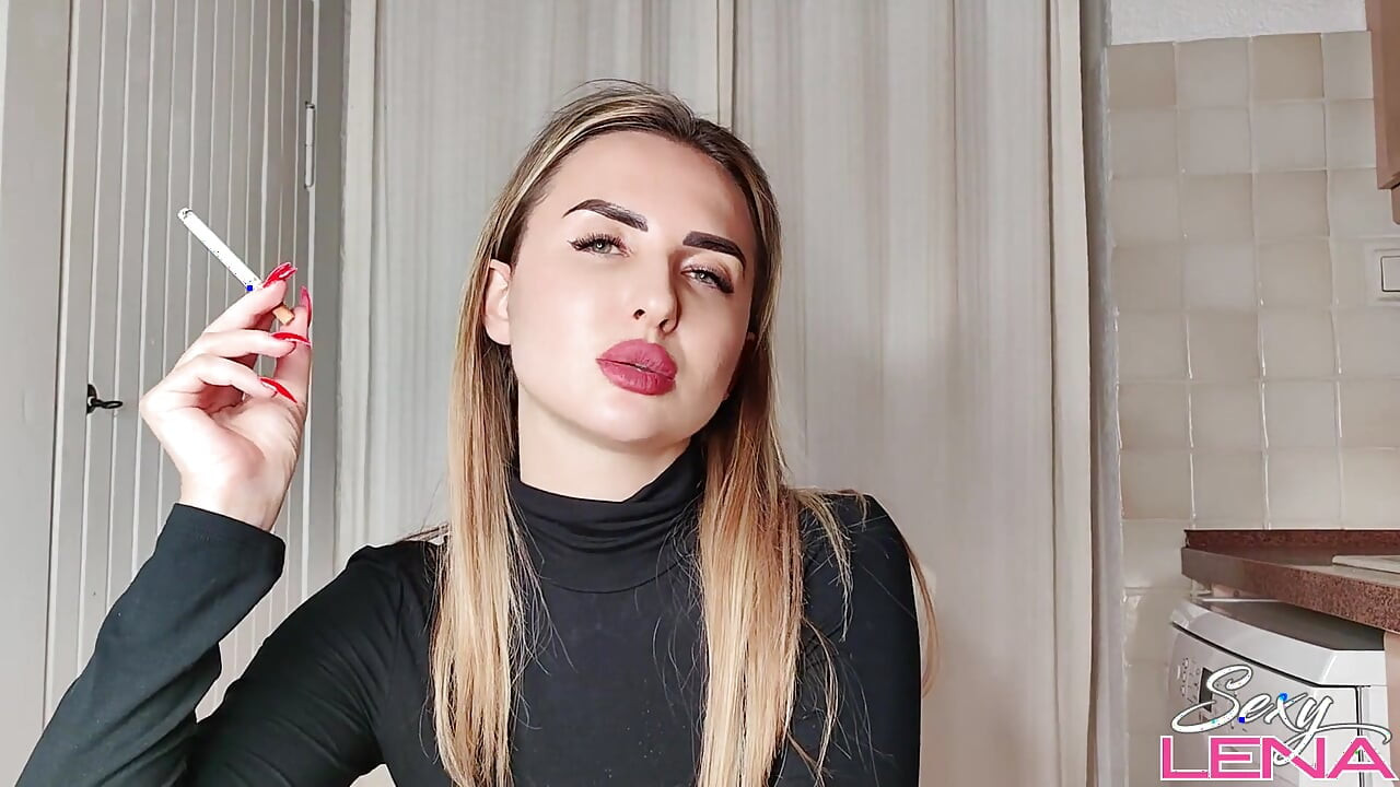 Uzun ayak tırnaklı sigara içen tanrıça