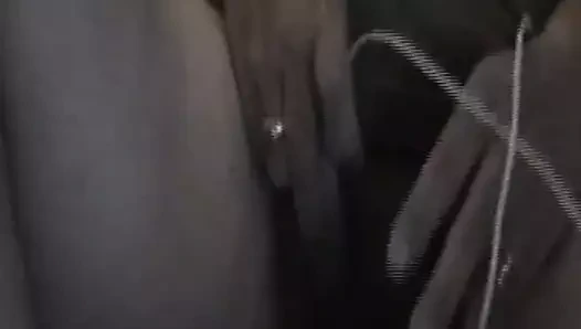 2 oyuncak ile oynayan karısı