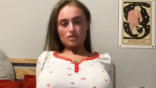 Bu azgın emo öğrencisinin kendini daha sert parmakladıkça kontrolünü kaybetmesini izleyin