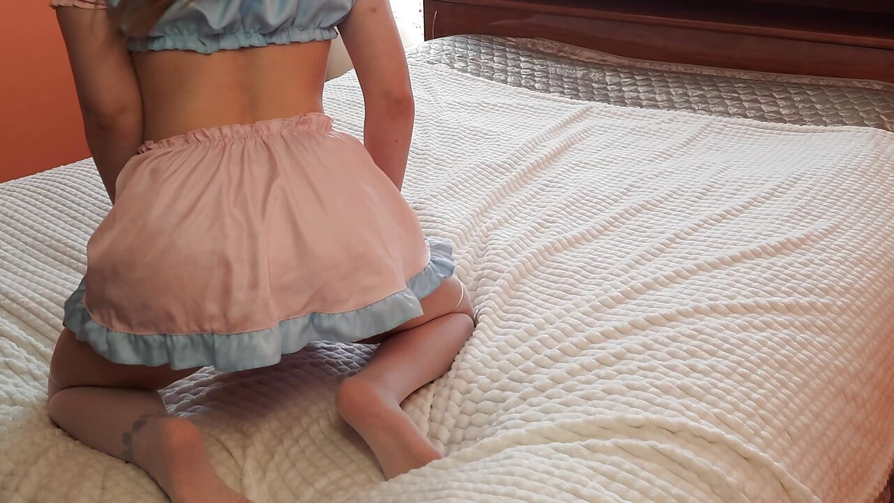 Bebek kostümü giymiş minyon kız sert seviyor