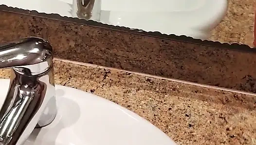 Otel odasında genç üvey kız kardeşimi izle. Beni yakaladılar ve duşta bana elle muamele çektiler