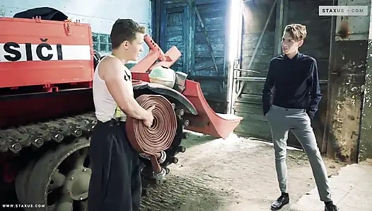 Staxus:: Yetenekli Twink, itfaiyeci tarzında Arkadaşının hortumunda oturmak üzere kaldırılıyor.
