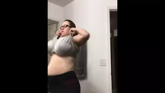 Büyük memeli orta yaşlı seksi kadın