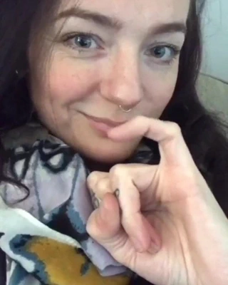 Sph serçe sallayarak kız