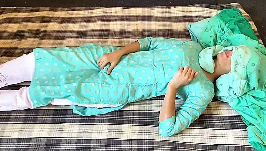 Hintli kadın odada soyunuyor ve götünü sıkıştırıyor