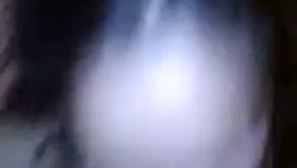 Güzel kadın, ortağıyla oynuyor.