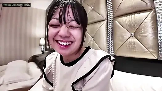 Bakış açısı kırsal masumiyet, gür kıvrımlı adil tenli ince güzellik kalın bir arzusunu kucaklıyor ve iki döl alıyor