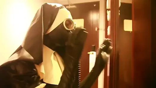 Mercy'nin kız kardeşi lateks rahibe