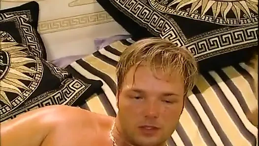 Büyük memeli kırmızılı harika sarışın azgın bir adam tarafından sikiliyor