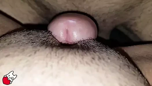 deslizando mi pinga por su rica vagina mojadita y caliente