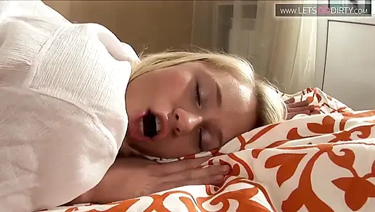 Lezbo kız sevgilisi amını yalarken her iki delikten parmakla sikiliyor