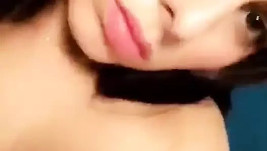 Bir hediye ile güzel çıplak bebek