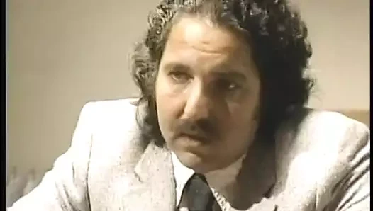 Şişman yarağının sulu amına girmesini sağlamak için bacaklarını geniş açıyor