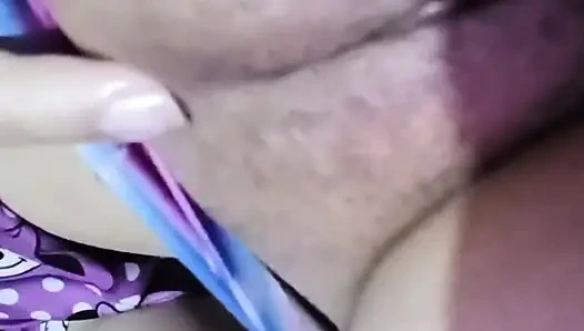 Komşum bana büyük göğüsleri de dahil olmak üzere her şeyi gösteren bir video gönderdi