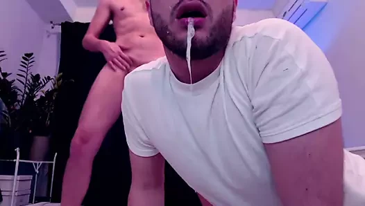 Sürtük gagging ve yüz kahrolası sert çük